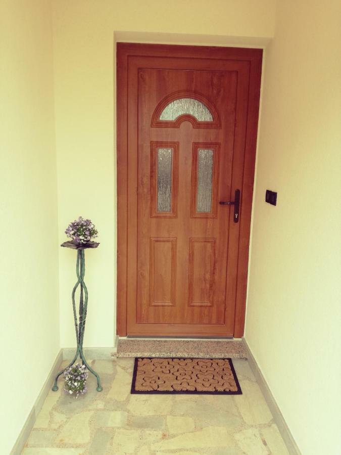Room Kris With Private Entrance & Private Bathroom Vilanija Esterno foto