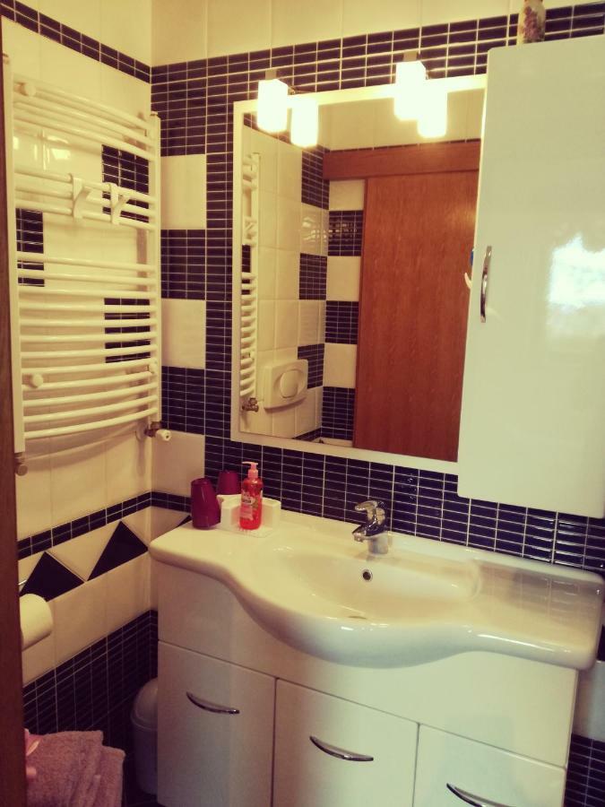 Room Kris With Private Entrance & Private Bathroom Vilanija Esterno foto