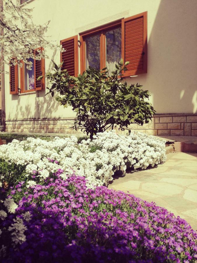 Room Kris With Private Entrance & Private Bathroom Vilanija Esterno foto
