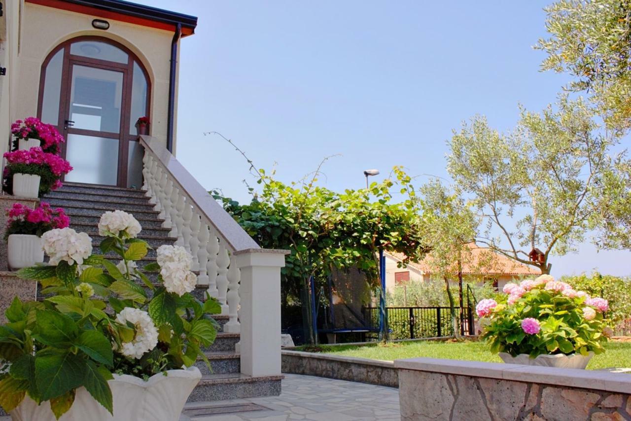 Room Kris With Private Entrance & Private Bathroom Vilanija Esterno foto