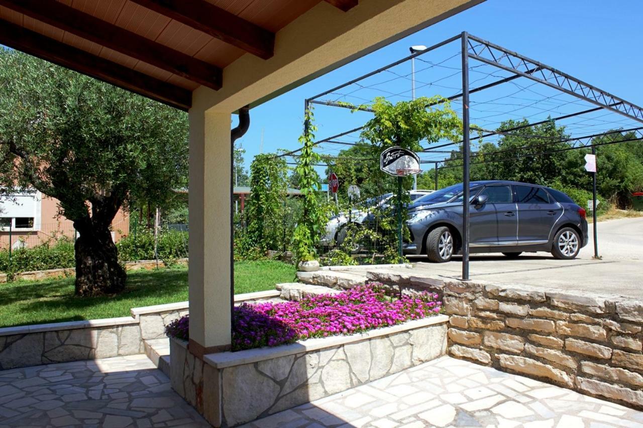 Room Kris With Private Entrance & Private Bathroom Vilanija Esterno foto